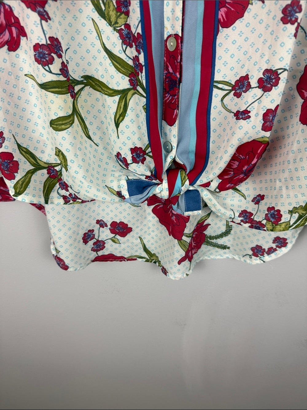 Figueroa & Flower Button-Front Floral Geometric Tie-Hem Medium Shirt Red Floral - Picture 10 of 12
